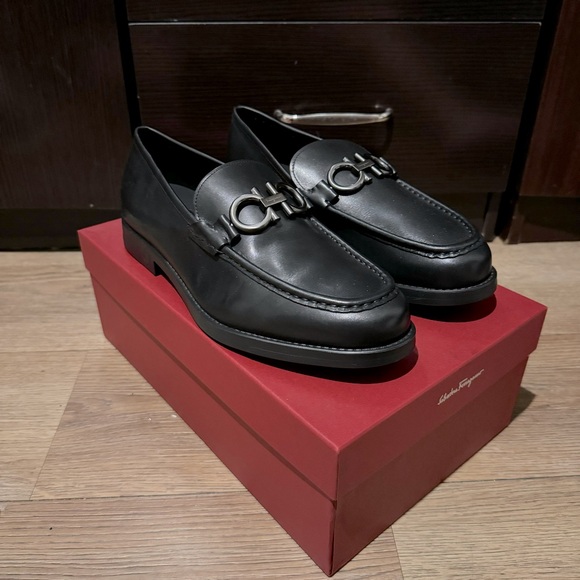 Ferragamo Black Loafer Rolo size 8.5